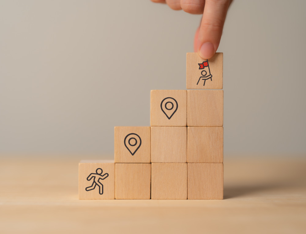 Junge &Auml;rztin mit Brille, die einen Sehtest h&auml;lt